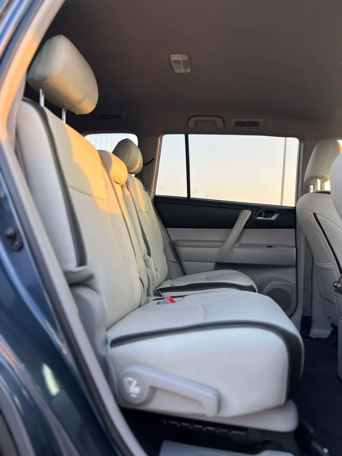 Toyota Highlander  2013 Toyota Highlander MidOption - 2 .7L V4-  Rear Camera - 7 Leather Seats-22-0