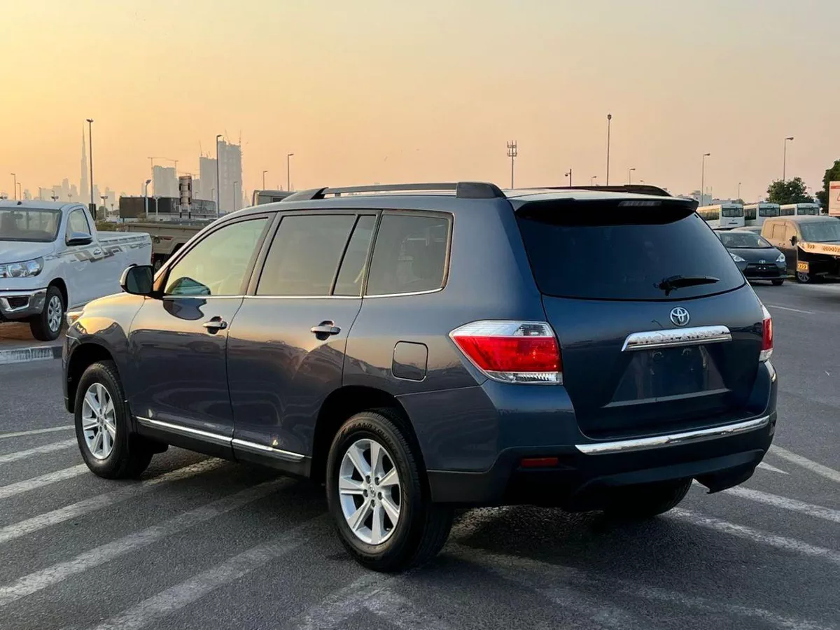 Toyota Highlander  2013 Toyota Highlander MidOption - 2 .7L V4-  Rear Camera - 7 Leather Seats-5-0