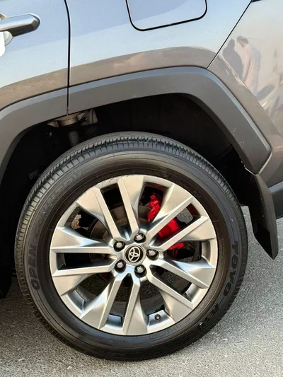Toyota RAV4 XLE premium 2.5L-17