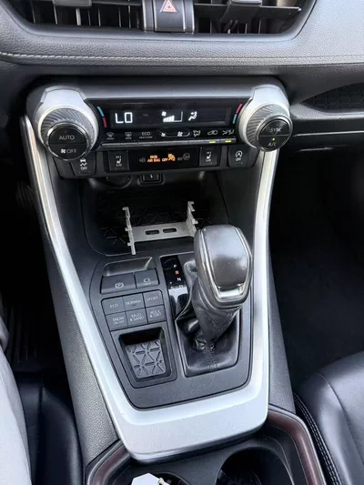Toyota RAV4 XLE premium 2.5L-7