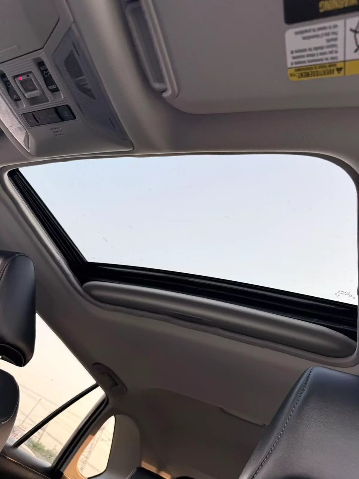 Toyota RAV4 XLE premium 2.5L-9-0