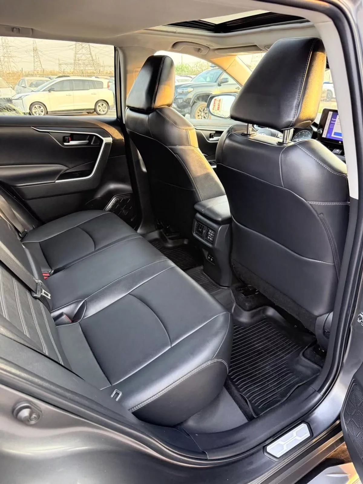 Toyota RAV4 XLE premium 2.5L-16-0