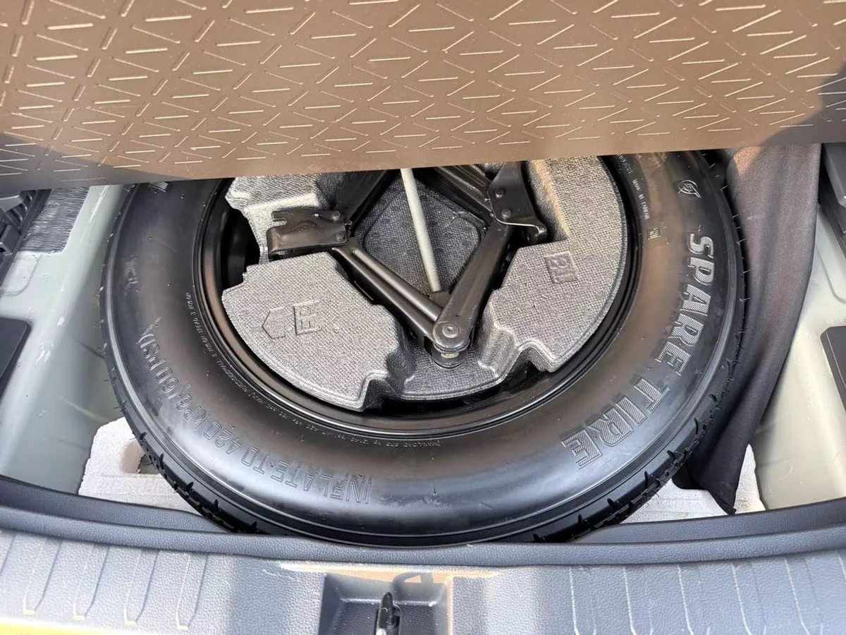 Toyota RAV4 XLE premium 2.5L-19-0