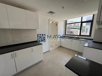 End Unit Villa With Study Room in Excellent Community-1