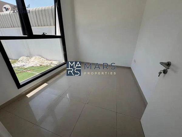 End Unit Villa With Study Room in Excellent Community