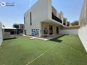 End Unit Villa With Study Room in Excellent Community