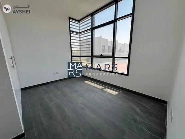 End Unit Villa With Study Room in Excellent Community
