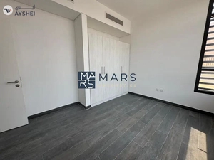 End Unit Villa With Study Room in Excellent Community