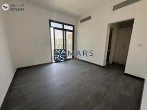 End Unit Villa With Study Room in Excellent Community