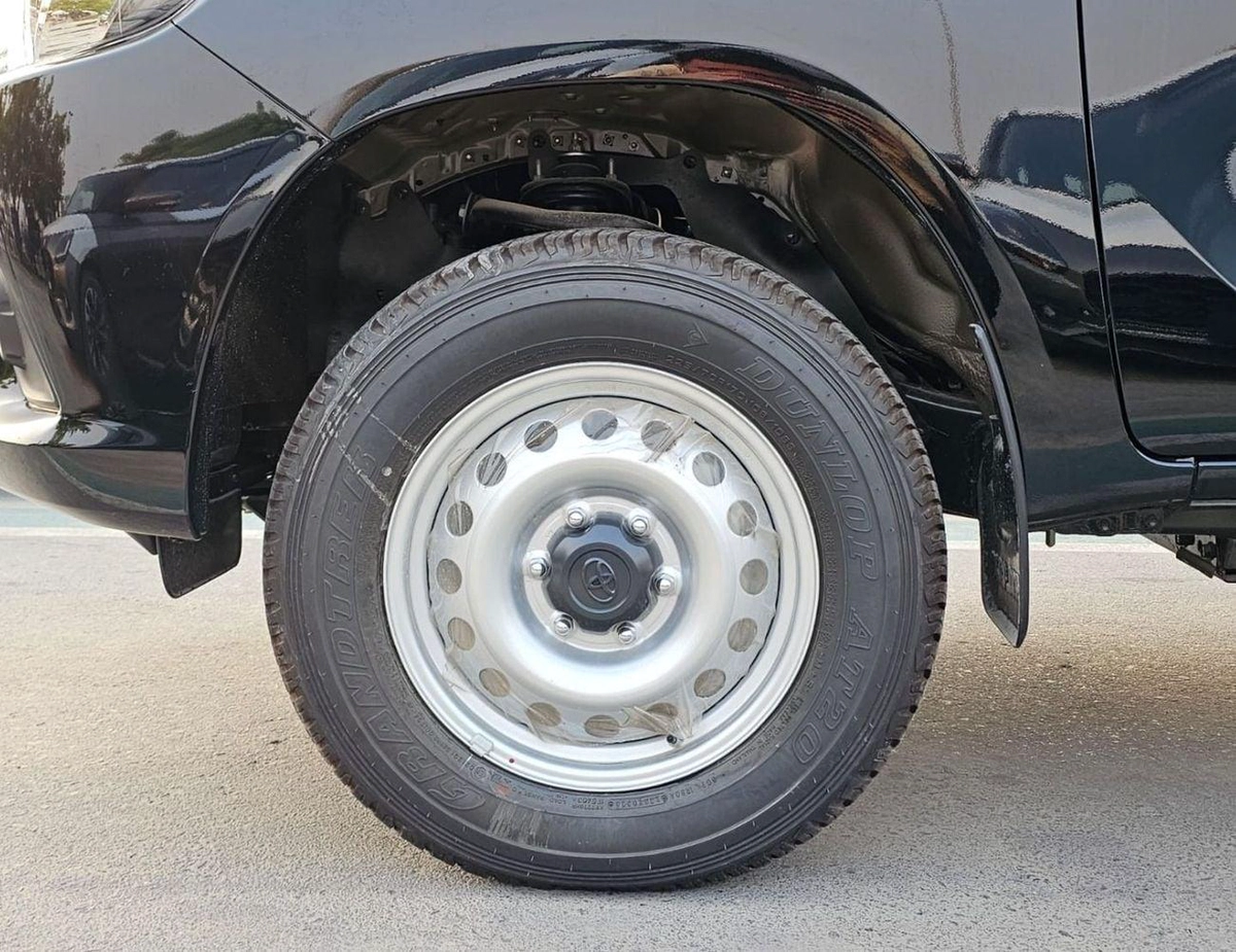 Toyota Hilux NARROW BODY BASIC || DOUBLE CABIN / 2.7L PETROL V4 A/T / BED LINER | WINDOW VISOR | REAL CHROME BUMP-10-0