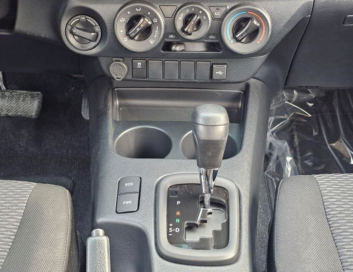 Toyota Hilux NARROW BODY BASIC || DOUBLE CABIN / 2.7L PETROL V4 A/T / BED LINER | WINDOW VISOR | REAL CHROME BUMP-17-0