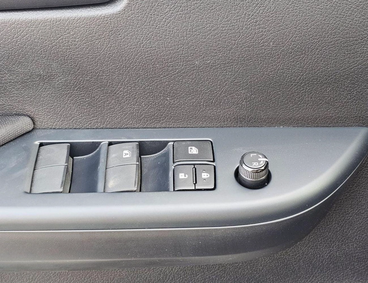 Toyota Hilux NARROW BODY BASIC || DOUBLE CABIN / 2.7L PETROL V4 A/T / BED LINER | WINDOW VISOR | REAL CHROME BUMP-20-0