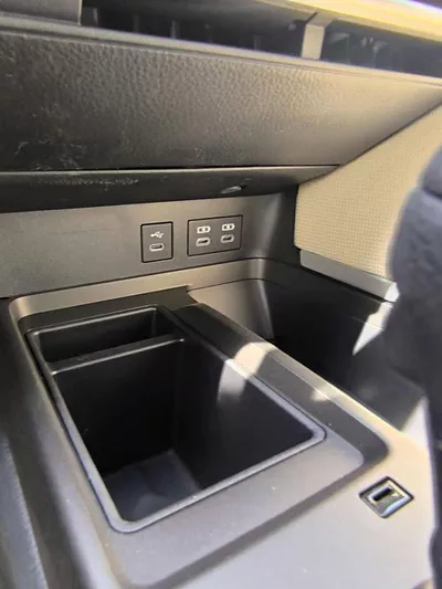 Toyota Camry LE 2025 E 2.5L-10