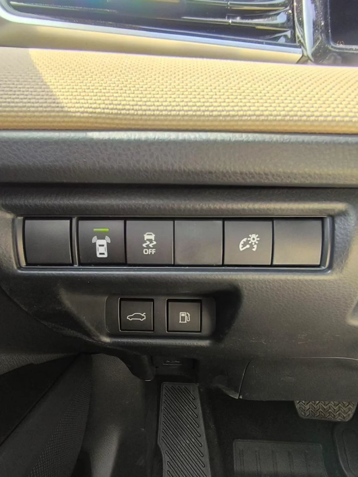 Toyota Camry LE 2025 E 2.5L-11-0