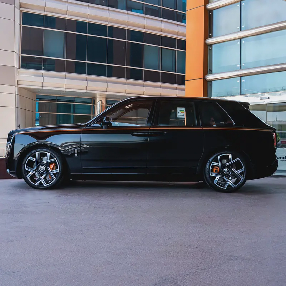 2025 Rolls-Royce Cullinan Black Badge | GCC Specs | 6000KM With Warranty + Service Contract-4-4