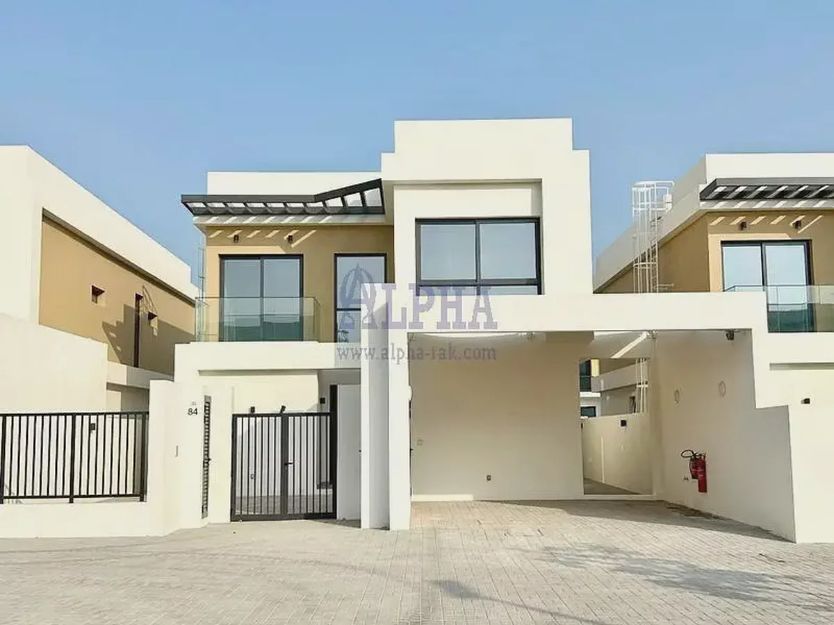 Spacious New 4 Bed + maids room | Close to the Beach