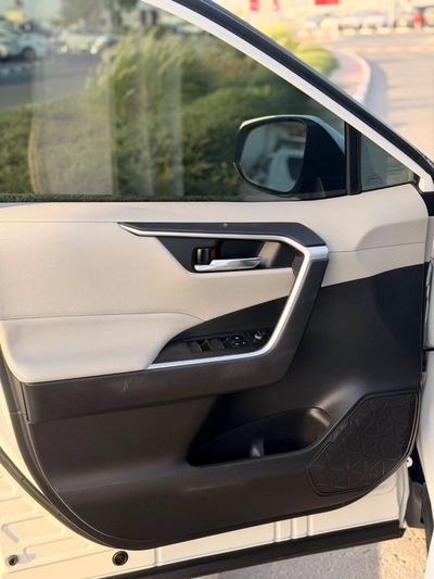 Toyota RAV4 XLE 2.5L / sunroof, leather seats/ full option 2023-17