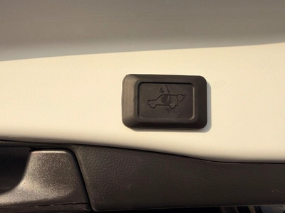 Toyota RAV4 XLE 2.5L / sunroof, leather seats/ full option 2023-21