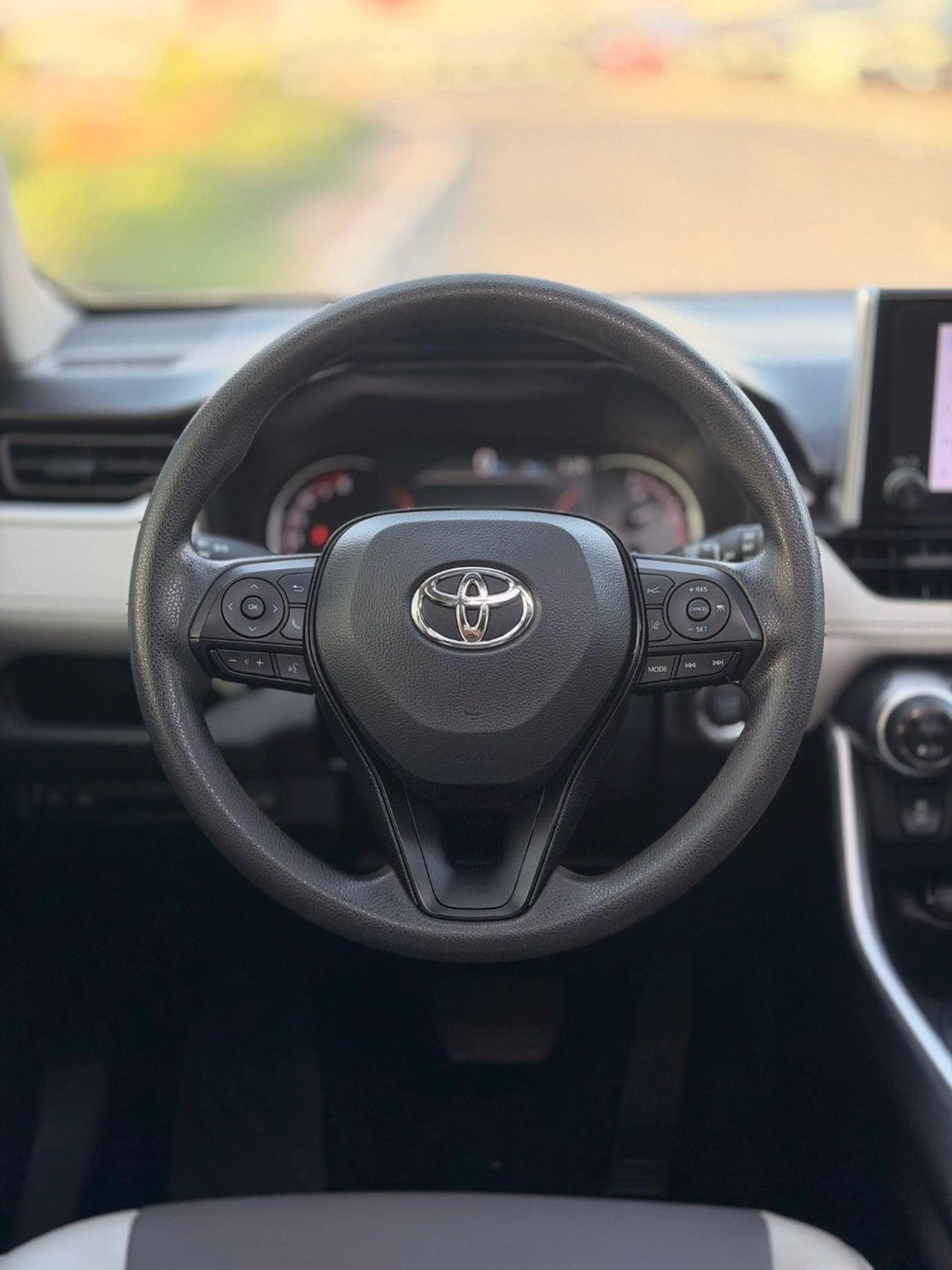 Toyota RAV4 XLE 2.5L / sunroof, leather seats/ full option 2023-10-0