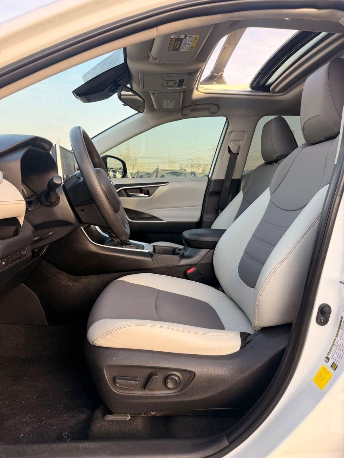 Toyota RAV4 XLE 2.5L / sunroof, leather seats/ full option 2023-5-0