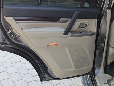 MITSUBISHI PAJERO 2017 GLS MID OPTION GCC V6 3.5L IN PERFECT CONDITION-6