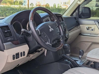 MITSUBISHI PAJERO 2017 GLS MID OPTION GCC V6 3.5L IN PERFECT CONDITION-7