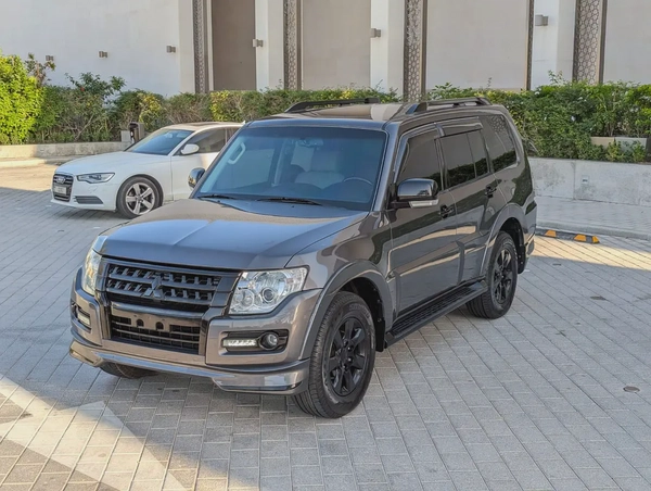 MITSUBISHI PAJERO 2017 GLS MID OPTION GCC V6 3.5L IN PERFECT CONDITION