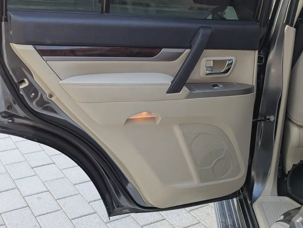 MITSUBISHI PAJERO 2017 GLS MID OPTION GCC V6 3.5L IN PERFECT CONDITION