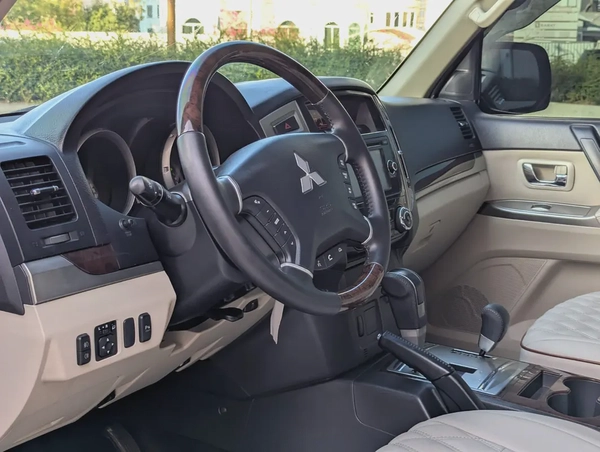 MITSUBISHI PAJERO 2017 GLS MID OPTION GCC V6 3.5L IN PERFECT CONDITION