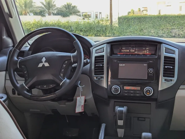 MITSUBISHI PAJERO 2017 GLS MID OPTION GCC V6 3.5L IN PERFECT CONDITION