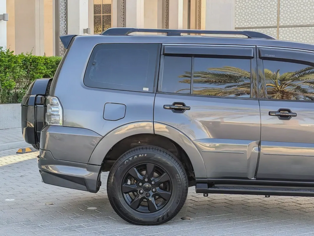 MITSUBISHI PAJERO 2017 GLS MID OPTION GCC V6 3.5L IN PERFECT CONDITION-12-12