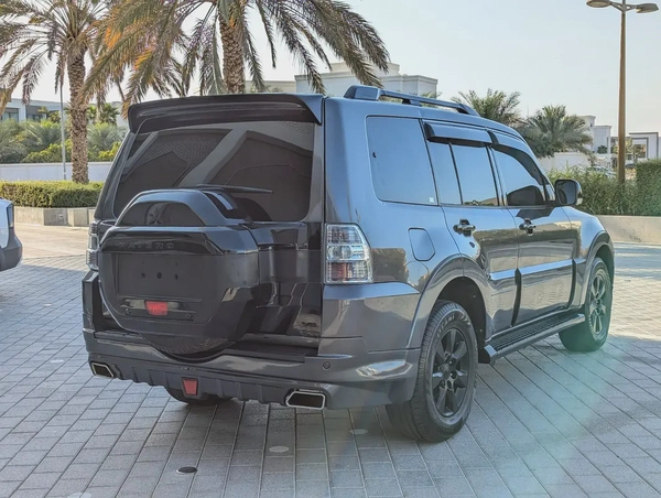MITSUBISHI PAJERO 2017 GLS MID OPTION GCC V6 3.5L IN PERFECT CONDITION