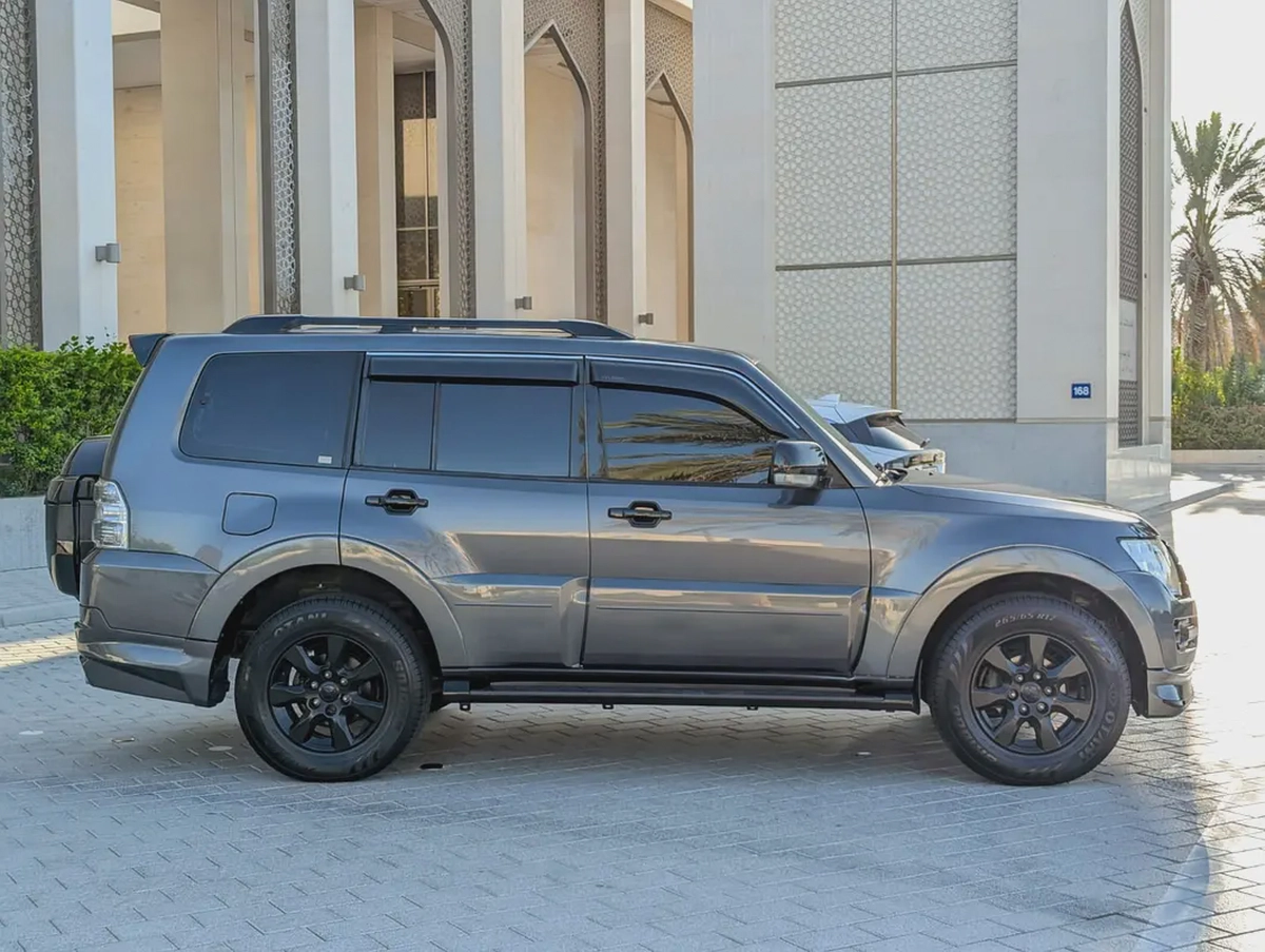 MITSUBISHI PAJERO 2017 GLS MID OPTION GCC V6 3.5L IN PERFECT CONDITION-17-17