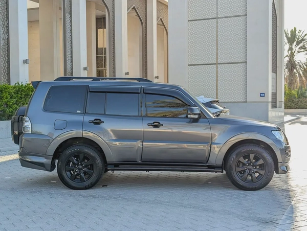 MITSUBISHI PAJERO 2017 GLS MID OPTION GCC V6 3.5L IN PERFECT CONDITION
