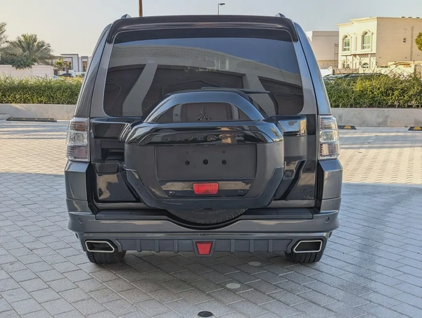 MITSUBISHI PAJERO 2017 GLS MID OPTION GCC V6 3.5L IN PERFECT CONDITION