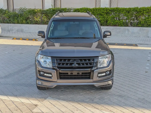 MITSUBISHI PAJERO 2017 GLS MID OPTION GCC V6 3.5L IN PERFECT CONDITION