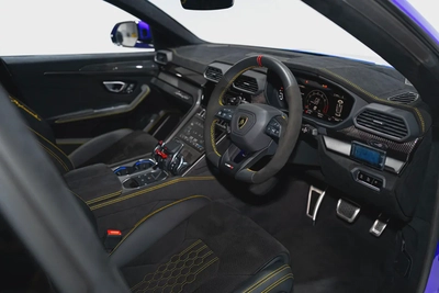 2023 URUS PERFORMANTE RIGHT HAND  | VERY LOW MILEAGE | 60TH ANNIVERSARY EDITION | AKRAPOVIC EXHAUST-7