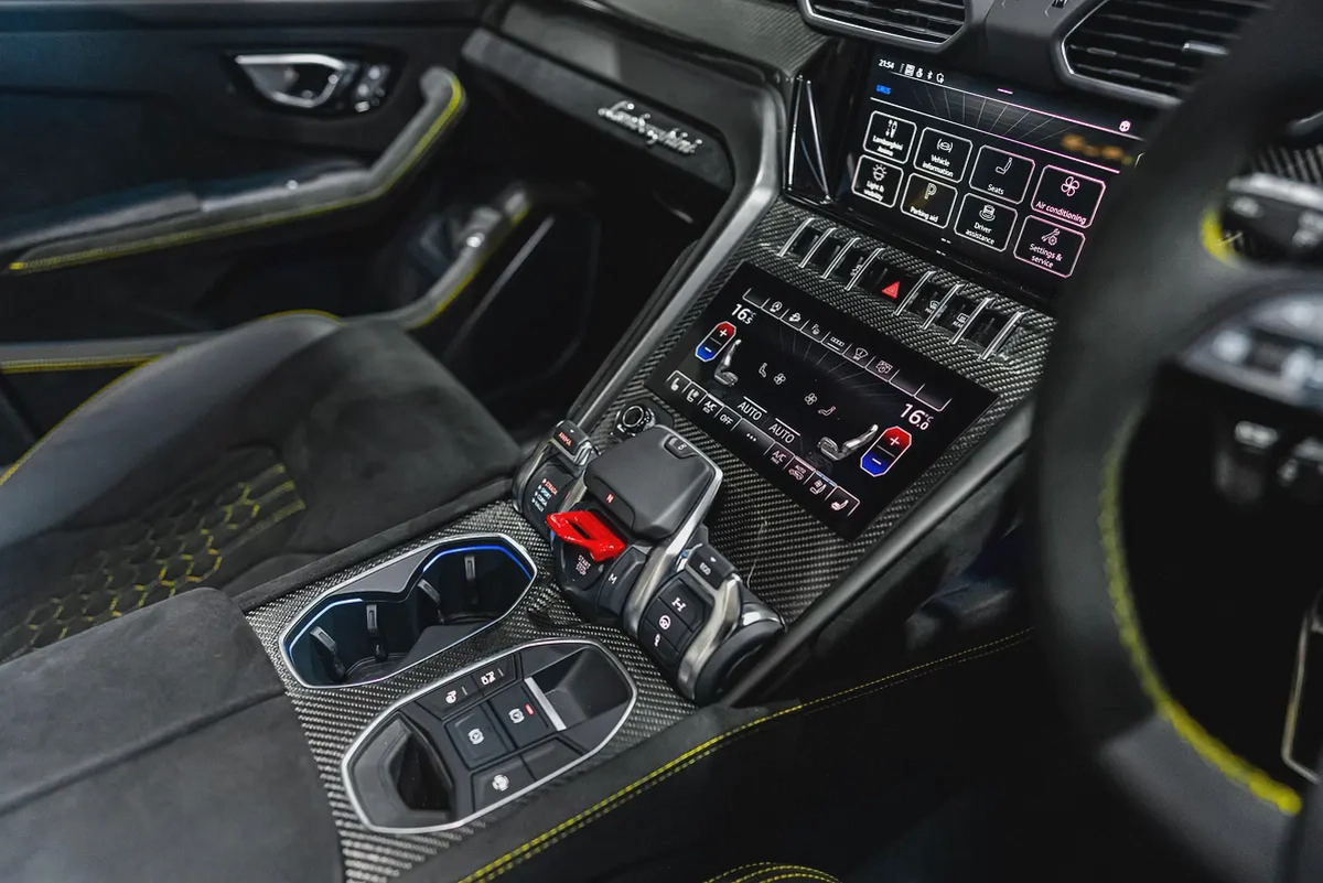 2023 URUS PERFORMANTE RIGHT HAND  | VERY LOW MILEAGE | 60TH ANNIVERSARY EDITION | AKRAPOVIC EXHAUST-9-9