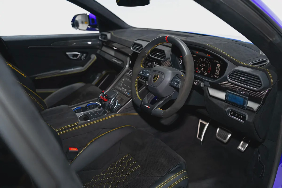 2023 URUS PERFORMANTE RIGHT HAND  | VERY LOW MILEAGE | 60TH ANNIVERSARY EDITION | AKRAPOVIC EXHAUST-7-7