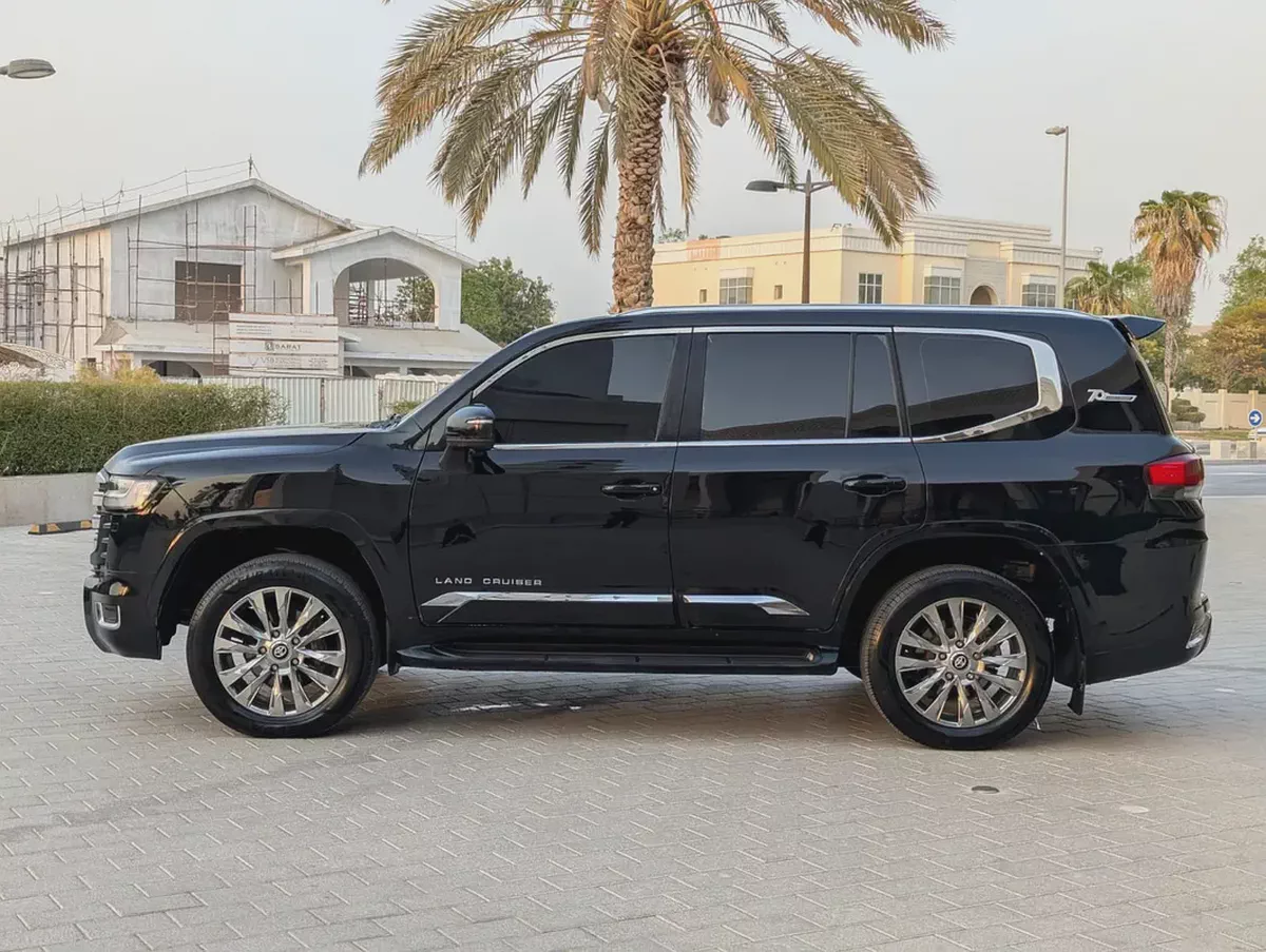 GCC  Toyota Land Cruiser 2019 VXR | 2026 Facelift | GCC Specs | 51,000 KM Excellent Condition-3-3
