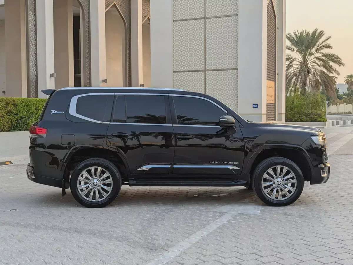 GCC  Toyota Land Cruiser 2019 VXR | 2026 Facelift | GCC Specs | 51,000 KM Excellent Condition-4-4