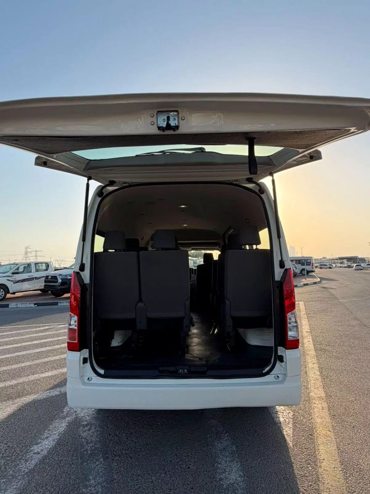 Toyota Hiace  2019 Toyota Hiace 3.5L V6 - Passenger - Patrol Manual - 13 Seater - No Accident Gcc Specs --17-0