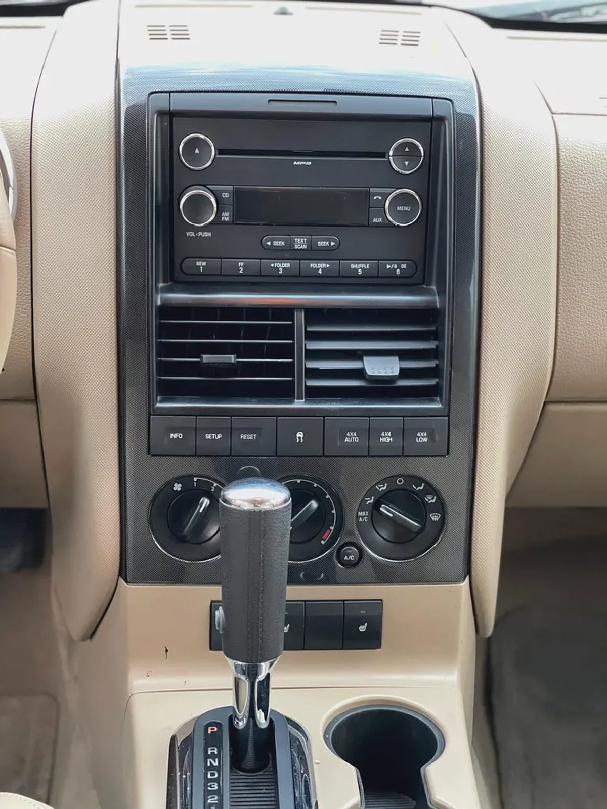 Ford Explorer XLT 2010 - GCC first owner-16-16