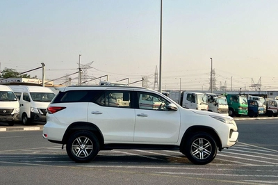 Toyota Fortuner 2022 Toyota Fortuner EXR 2.7 V4  - AWD 4x4 - GCC - Rear Sensor-8