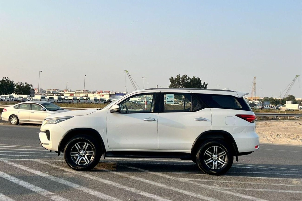 Toyota Fortuner 2022 Toyota Fortuner EXR 2.7 V4  - AWD 4x4 - GCC - Rear Sensor-3-0