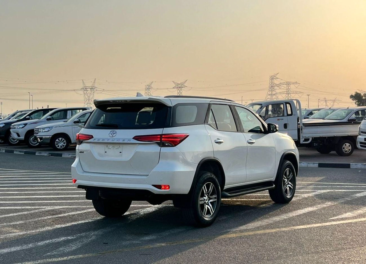 Toyota Fortuner 2022 Toyota Fortuner EXR 2.7 V4  - AWD 4x4 - GCC - Rear Sensor-7-0