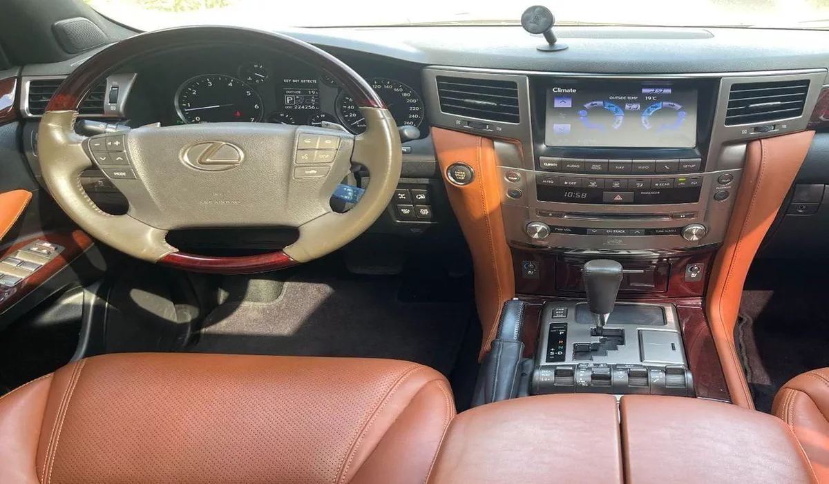 Lexus LX570 PLATINUM Prestige 5.7L-8-0