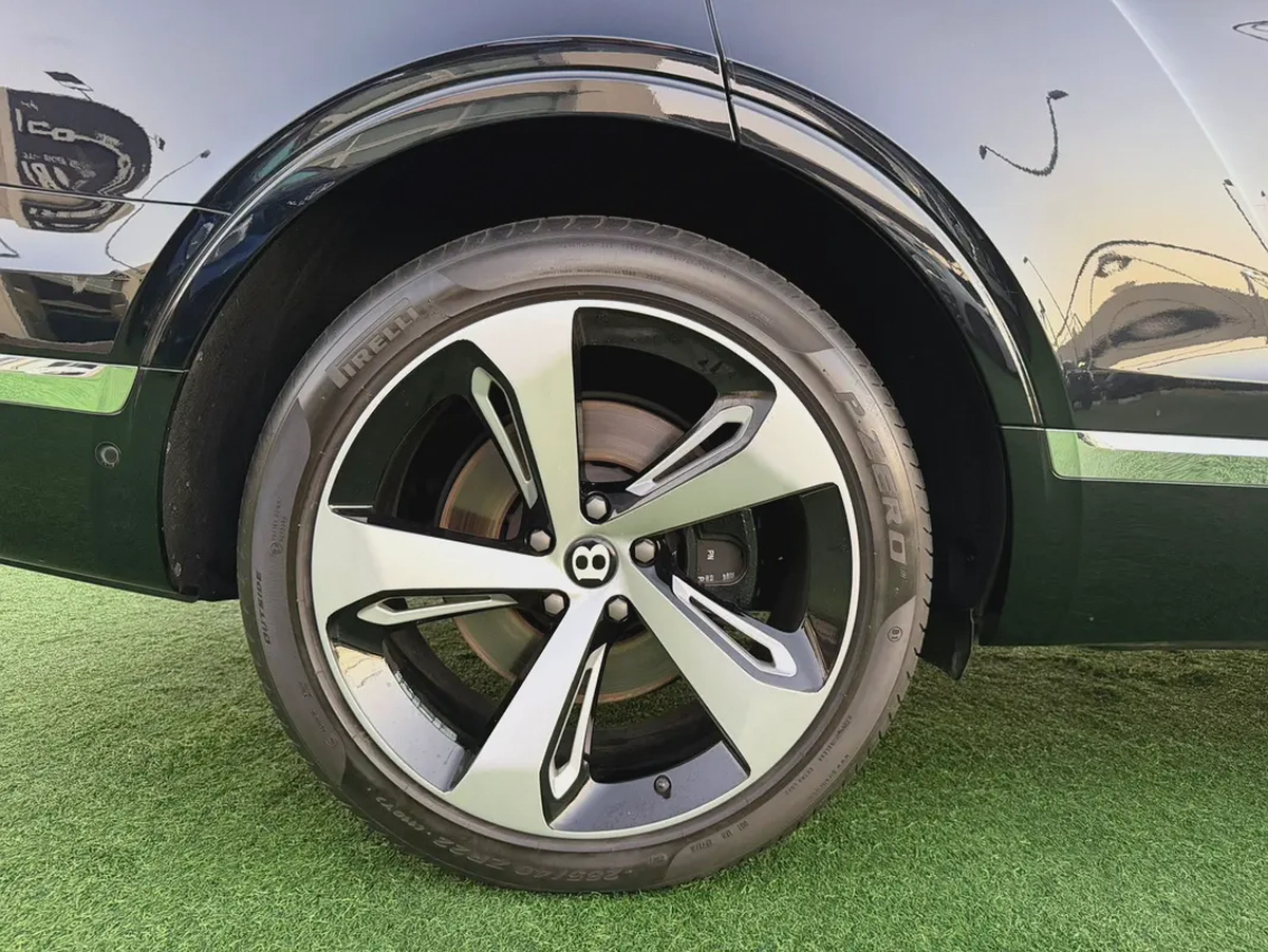 (2018) BENTLEY BENTYAGA //W12// GCC FULL OPTION -ORIGINAL PAINT--18-18