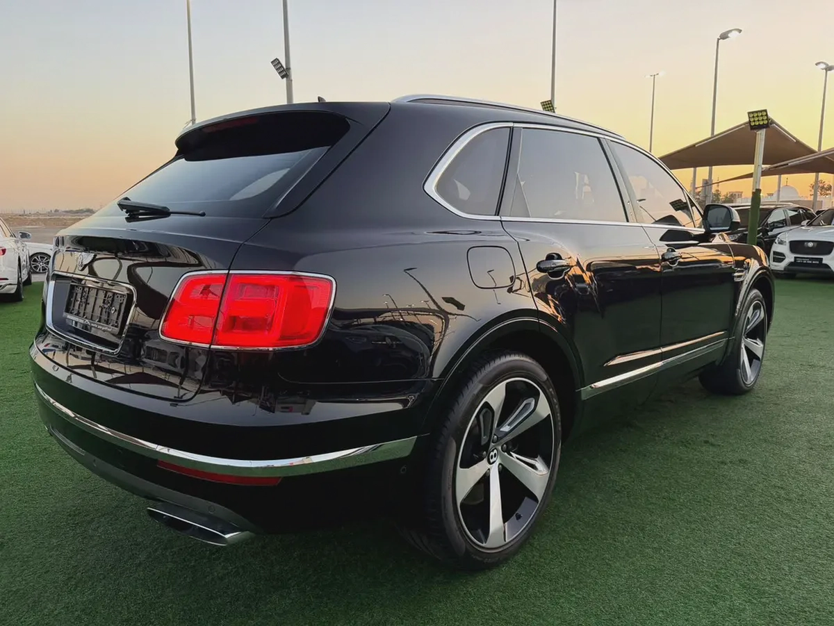 (2018) BENTLEY BENTYAGA //W12// GCC FULL OPTION -ORIGINAL PAINT--4-4