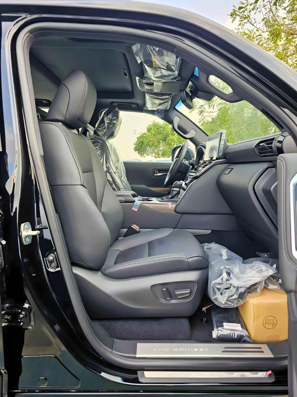 Toyota Land Cruiser VXR VX /4.0L PETROL V6 / RADAR /BIG DVD/JBL SPEAKERS / REAR ENTERTAINMENT DVD / MID OPTION (CODE#VX4-12-0